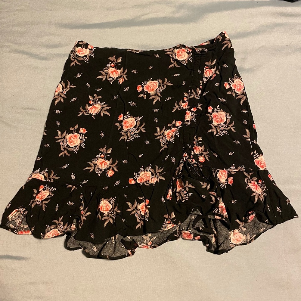 H&M Black Floral Mini Skirt Size 6